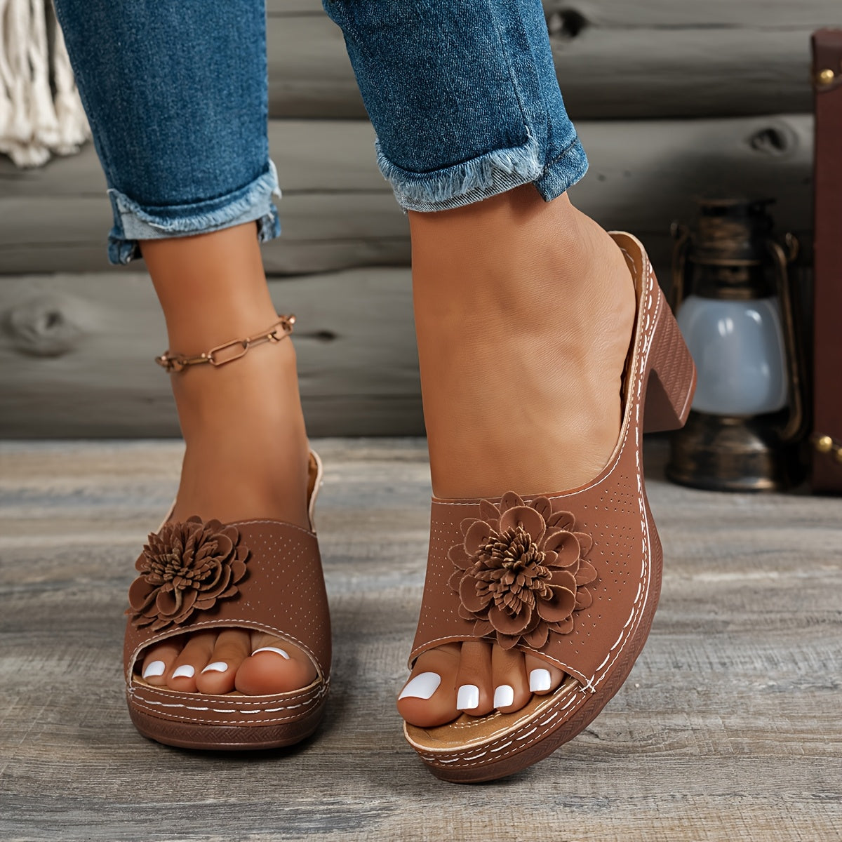 Sandales Mi-Talon Rétro Femme - Ornements Floraux Slip-On Beige